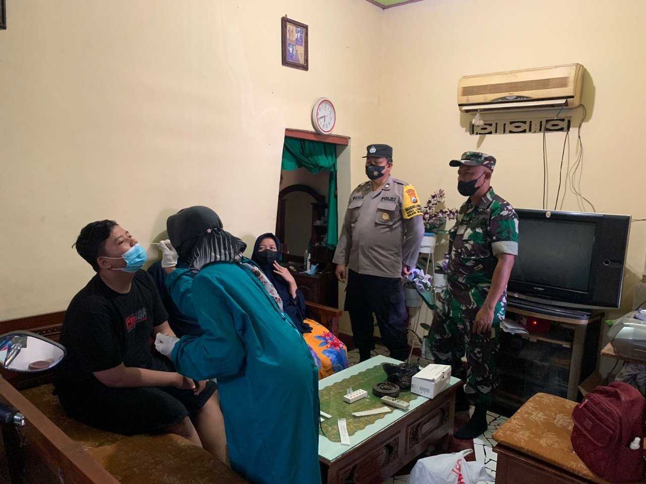 Babinsa Pos Ramil Mojoanyar Bersama Nakes Tracing Sasar 24 Warga