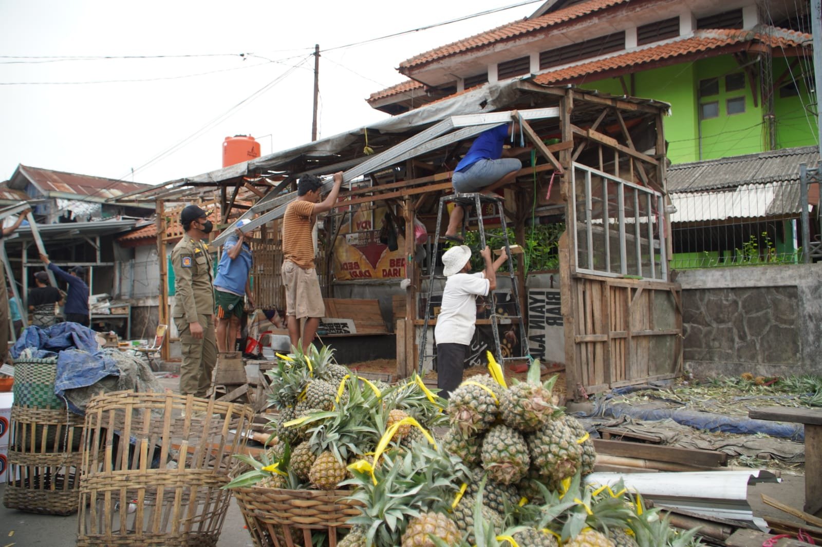 Pembongkaran Lapak PKL Pasar Tanjung Berlangsung Kondusif