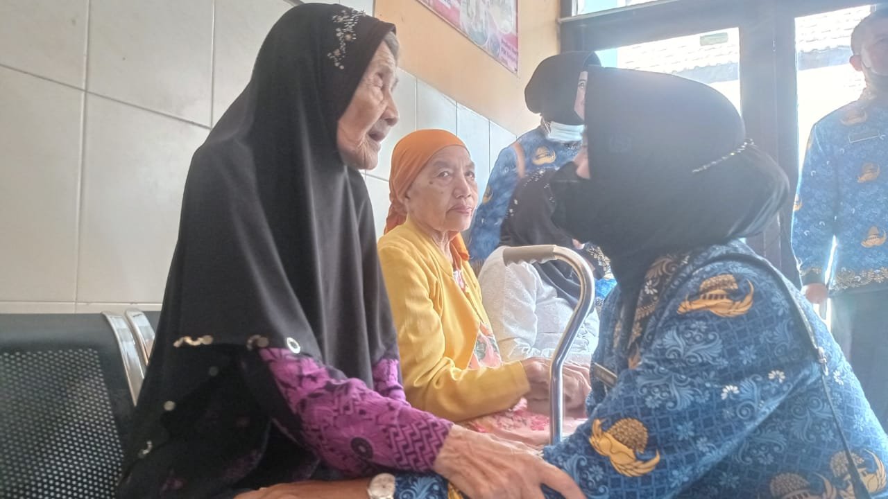 Jelang HUT Ke-51 Korpri, PNS TNI AD Kodim 0815/Mojokerto Anjangsana Ke Panti Werdha Mojopahit