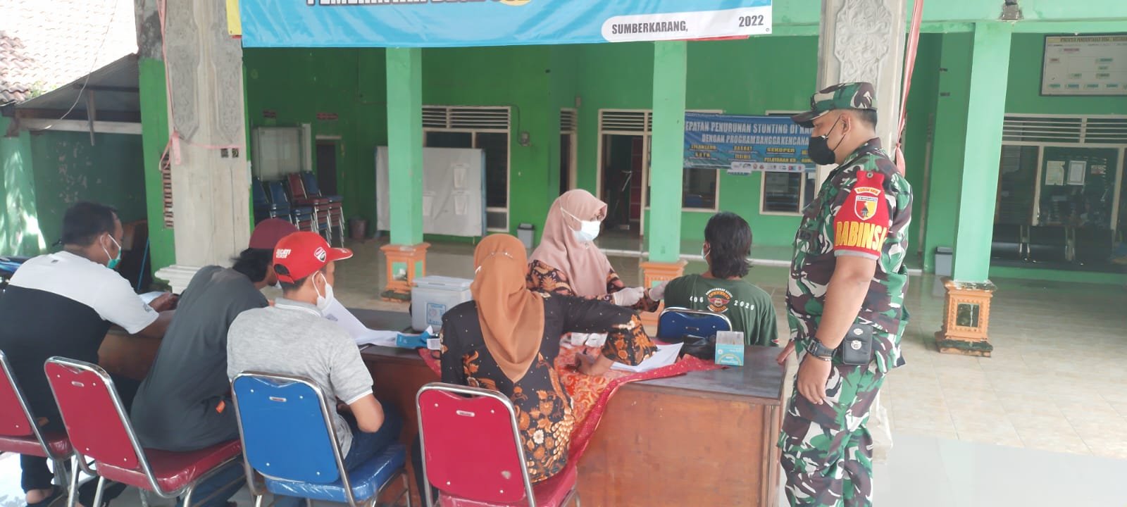 Koramil Dlanggu Bareng Nakes Buka Layanan Vaksin Booster