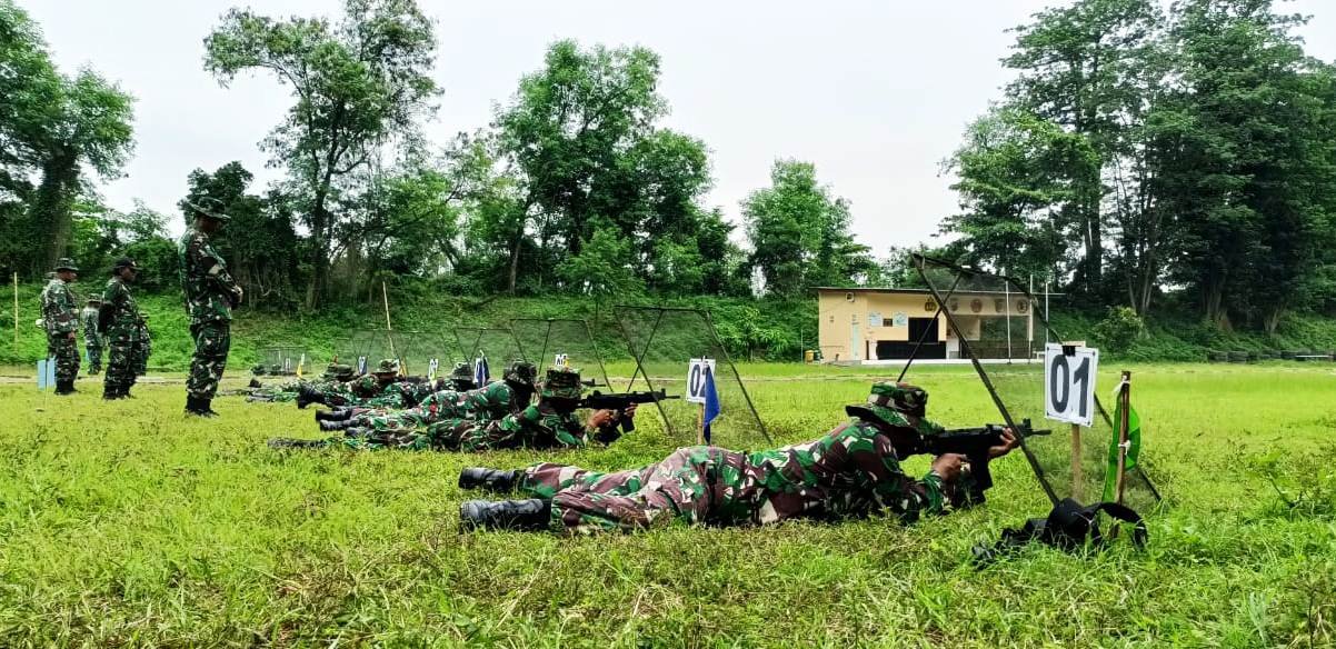 Ratusan Personel Kodim 0815/Mojokerto Latihan Menembak