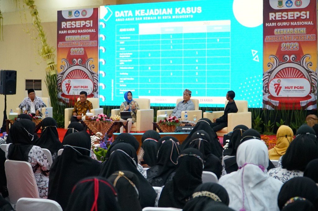 Seminar HUT PGRI Ke-77, Ning Ita Berharap Angka Kenakalan Remaja Berkurang