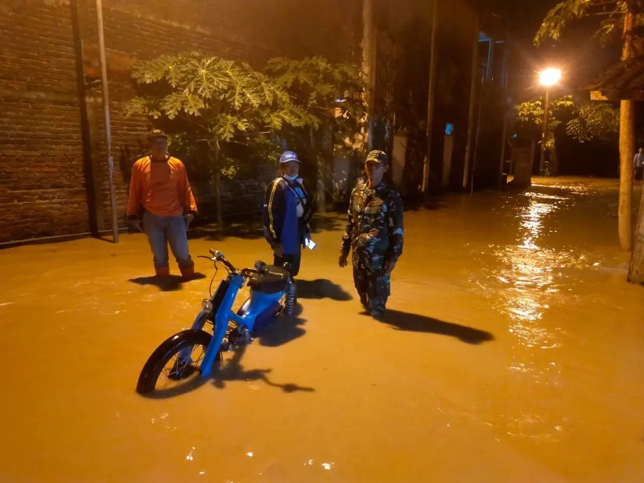 Antisipasi Banjir Susulan, Koramil Dawarblandong Pantau Perkembangan Debit Air Kali Lamong
