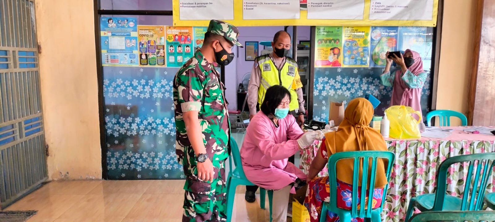 Koramil Ngoro Bareng UPT Puskesmas Lakukan Serbuan Vaksin Booster Di 5 Desa
