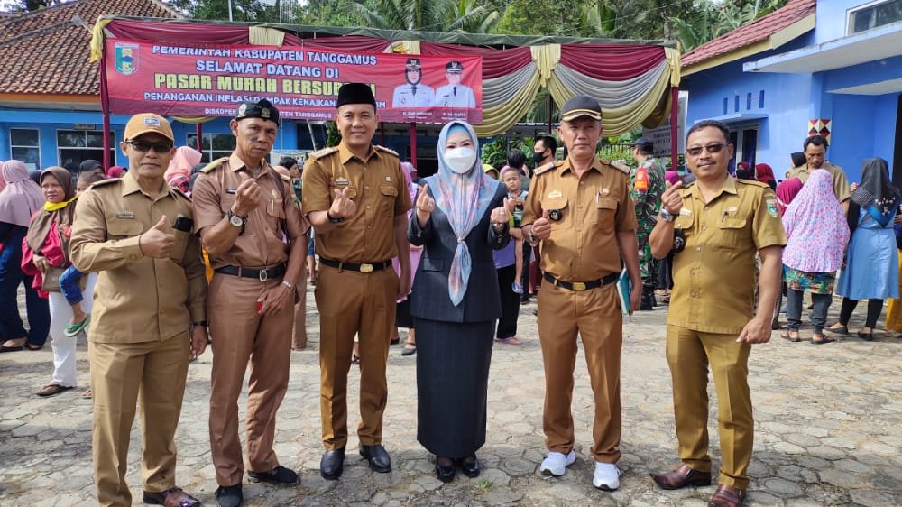 Bupati Dewi Handajani Meninjau Langsung Program Pasar Murah Bersubsidi Di Halaman Kecamatan Gunung alip