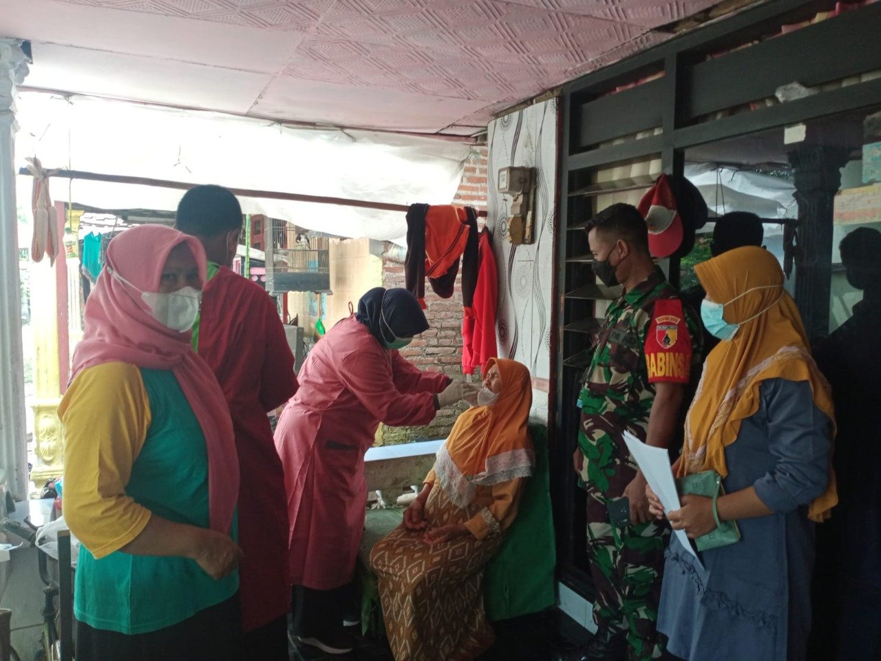 Babinsa Kaligoro Bareng Nakes, Tracing Warga Kontak Erat Covid – 19