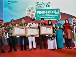 Bupati Tanjabbar Anwar Sadat Terima Penghargaan Upakarya Wanua Nugraha