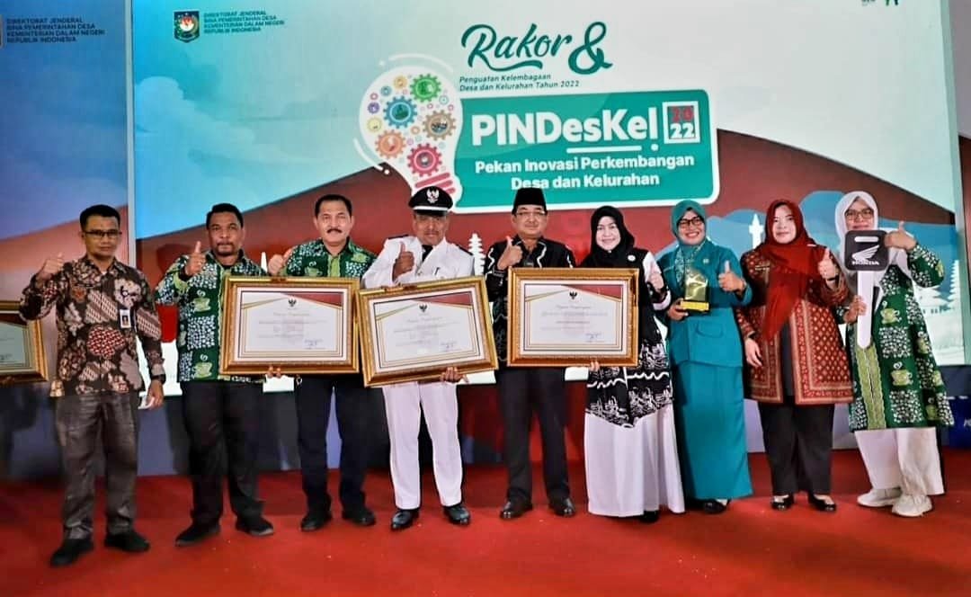 Bupati Tanjabbar Anwar Sadat Terima Penghargaan Upakarya Wanua Nugraha