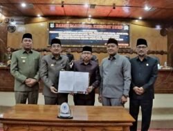Bupati Anwar Sadat Hadiri Rapurna DPRD Penetapan PROPEMPERDA Tanjabbar Tahun 2023