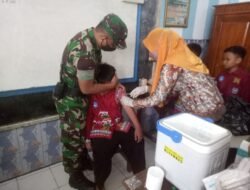 Motivasi Siswa, Babinsa Koramil 0815/15 Jatirejo Dampingi Imunisasi BIAS