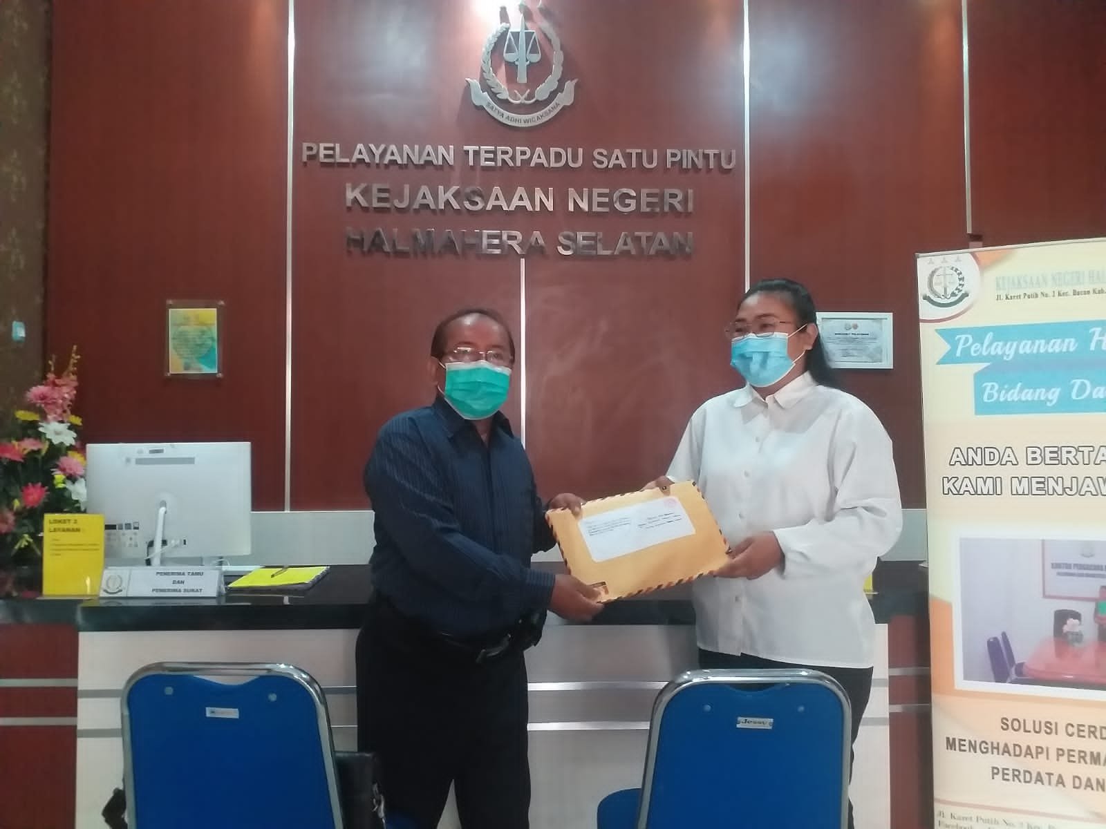 Kuasa Hukum Pelapor Serahkan LP Dugaan Tipikor DDS & ADD Desa Lele ke Kejari Halsel