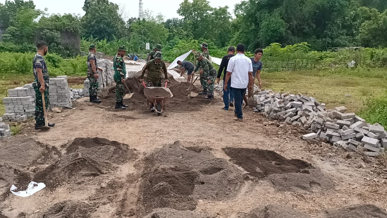 Manunggal Dengan Rakyat, Koramil Ngoro Karya Bakti Bersama Warga Dua Dusun