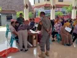 Koramil Trawas Dampingi Petugas PT Pos Indonesia Salurkan Bansos Bagi Pelaku Usaha Mikro