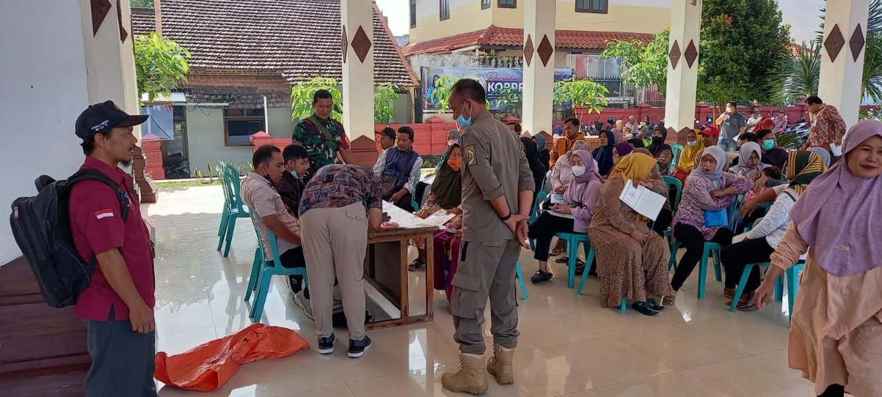 Koramil Trawas Dampingi Petugas PT Pos Indonesia Salurkan Bansos Bagi Pelaku Usaha Mikro