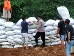 Rawan Rem Blong, Polres Mojokerto Perbaiki Barikade Karung Sekam Cangar