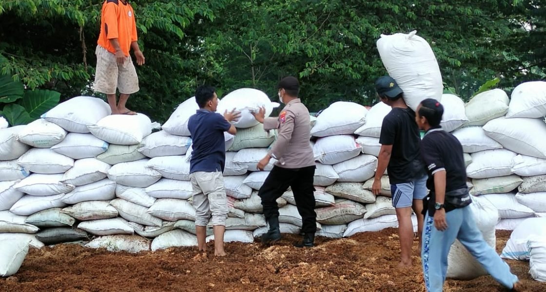 Rawan Rem Blong, Polres Mojokerto Perbaiki Barikade Karung Sekam Cangar