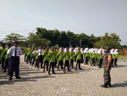 Bentuk Sikap Disiplin Koramil Kemlagi Latihkan PBB Siswa SMPN 2