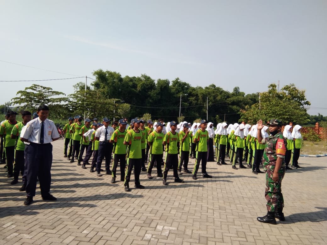 Bentuk Sikap Disiplin Koramil Kemlagi Latihkan PBB Siswa SMPN 2