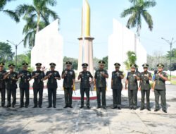 Sambut HUT Ke-74 Kodam V/Brawijaya, Dandim 0815/Mojokerto Bareng Danrem 082/CPYJ Ziarahi Makam Pahlawan