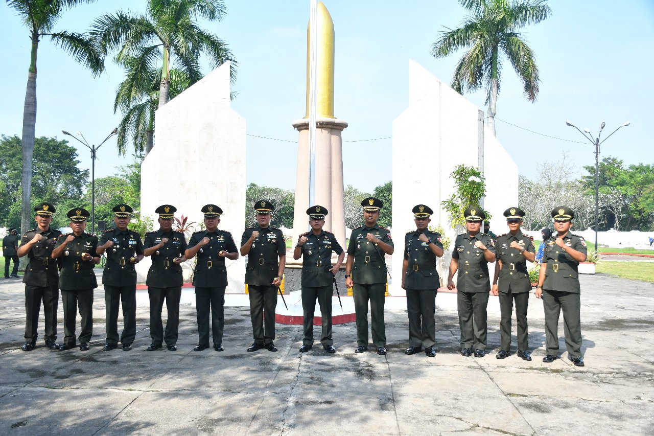 Sambut HUT Ke-74 Kodam V/Brawijaya, Dandim 0815/Mojokerto Bareng Danrem 082/CPYJ Ziarahi Makam Pahlawan