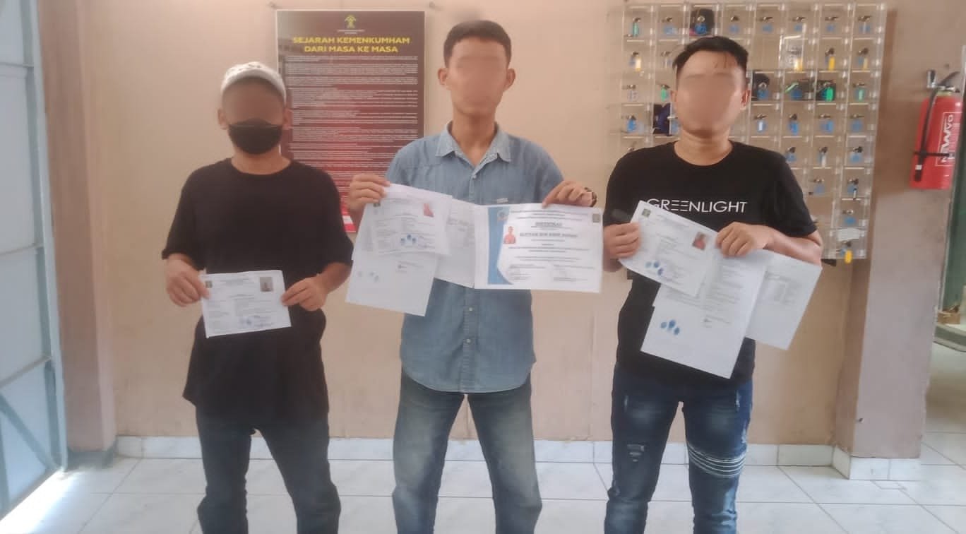 Lapas Kotaagung Berikan 'Buah Tangan' Kepada Tiga Warga Binaannya yang Bebas