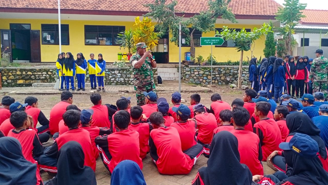 Tanamkan Kedisiplinan dan Semangat Bela Negara Koramil Gondang Latihkan PBB Ratusan Siswa SMPN