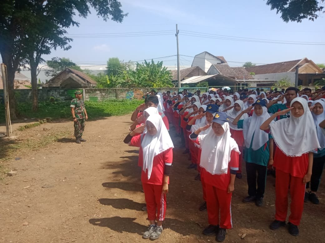 Tanamkan Jiwa Korsa, Koramil Pungging Latih Siswa SMPN 1 Pungging PBB