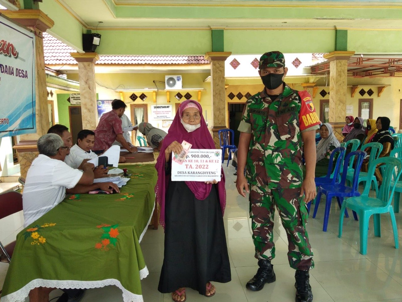 Babinsa Karangdiyeng Dampingi Distribusi BLT- DD Bagi 98 Warga