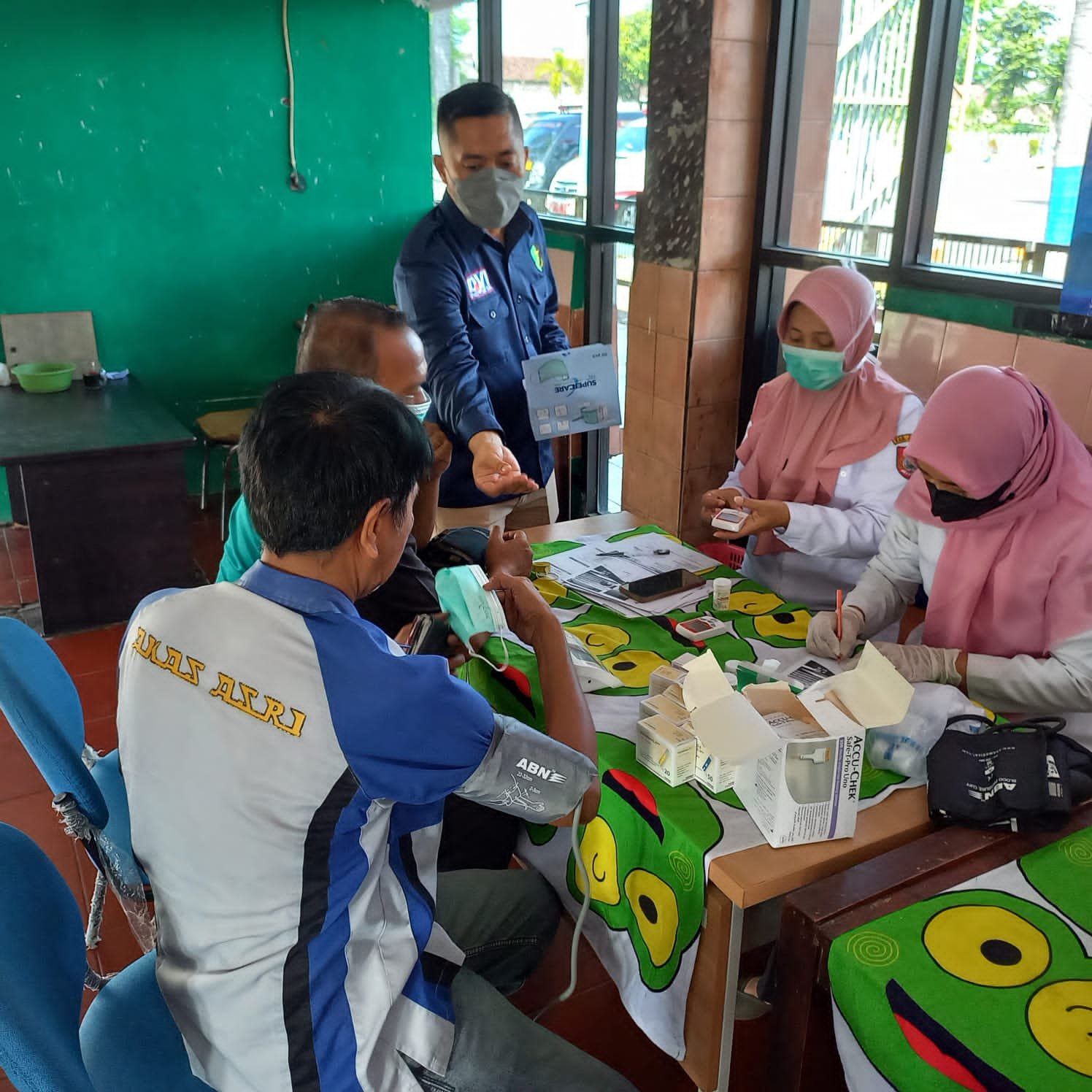 Polres Jember Lakukan Pemeriksaan Kesehatan dan Tes Urine Pengemudi Angkutan Umum