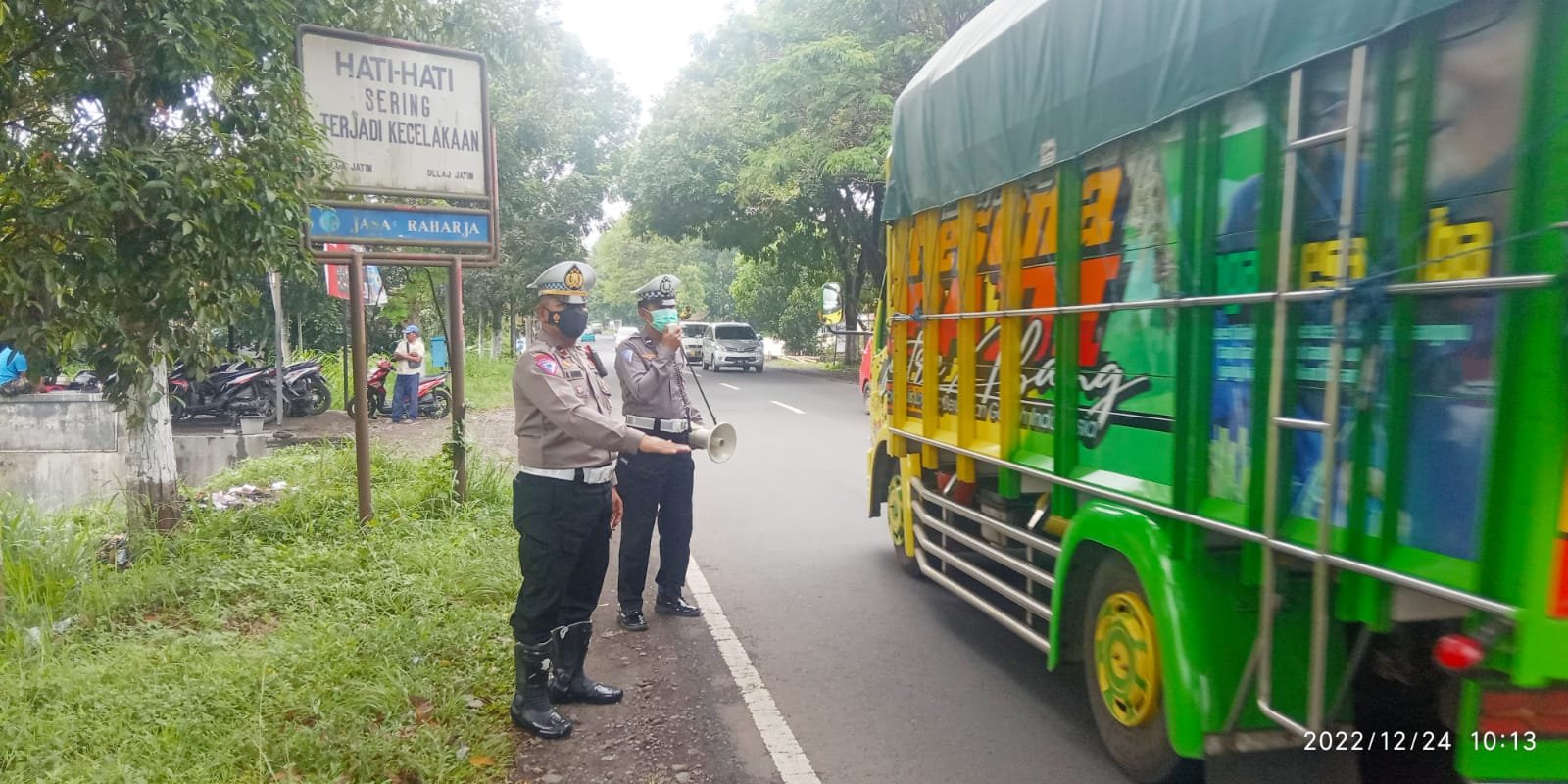 Libur Nataru, Polres Bondowoso Lakukan Public Addres di Jalur Rawan Kecelakaan