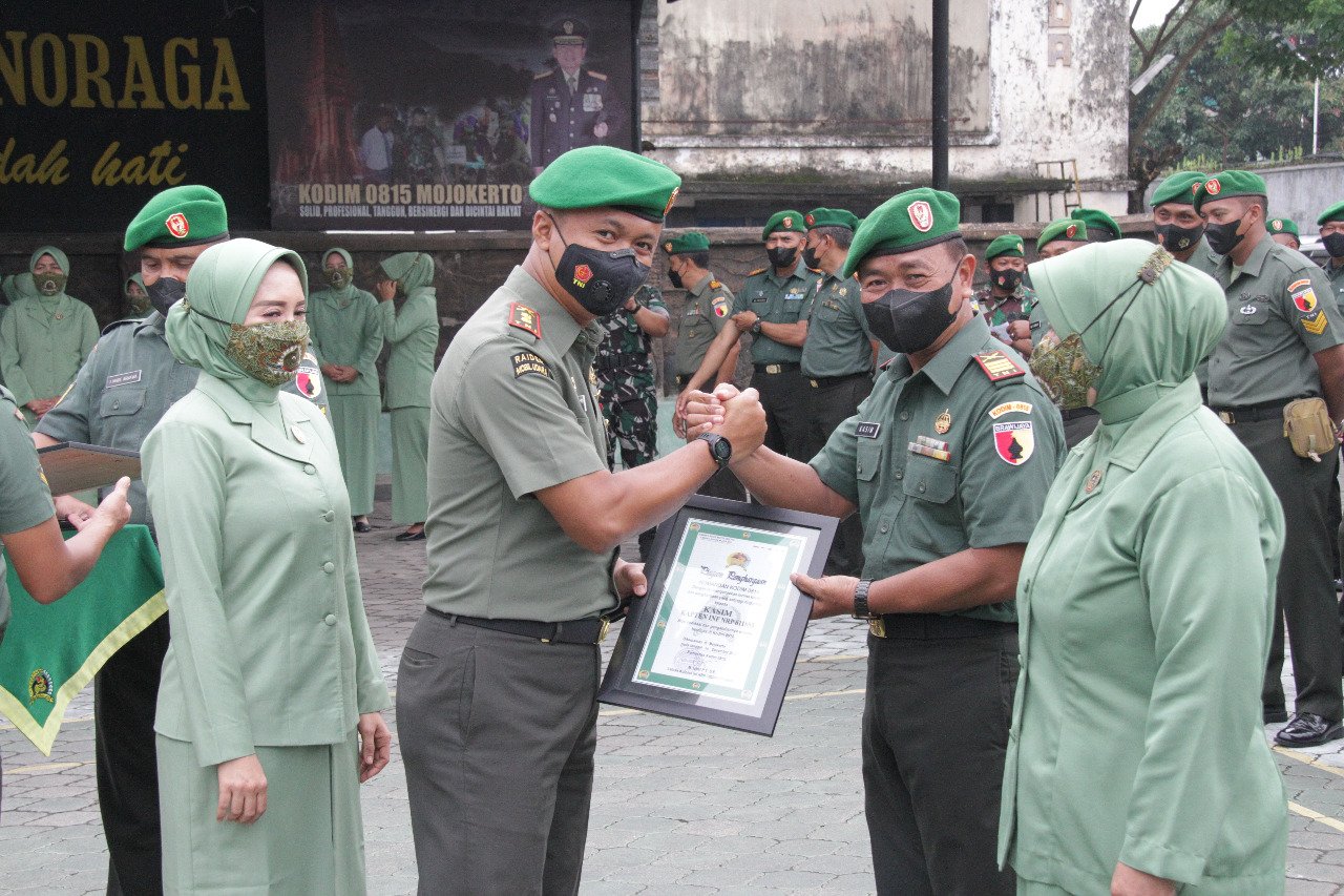 Dandim 0815/Mojokerto Pimpin Acara Purna Tugas Dan Penerimaan Personel Baru