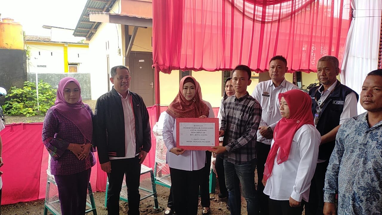 Bupati Tanggamus Serahkan Bantuan 12 Mesin Penggilingan Kopi