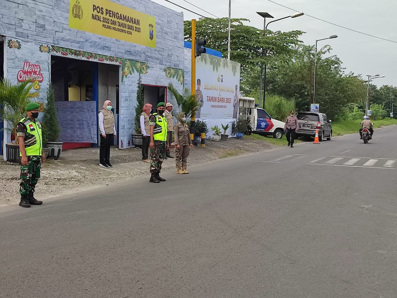 Koramil 0815/05 Gedeg Amankan Nataru Di Pos Pantau Exit Tol Mojokerto Barat