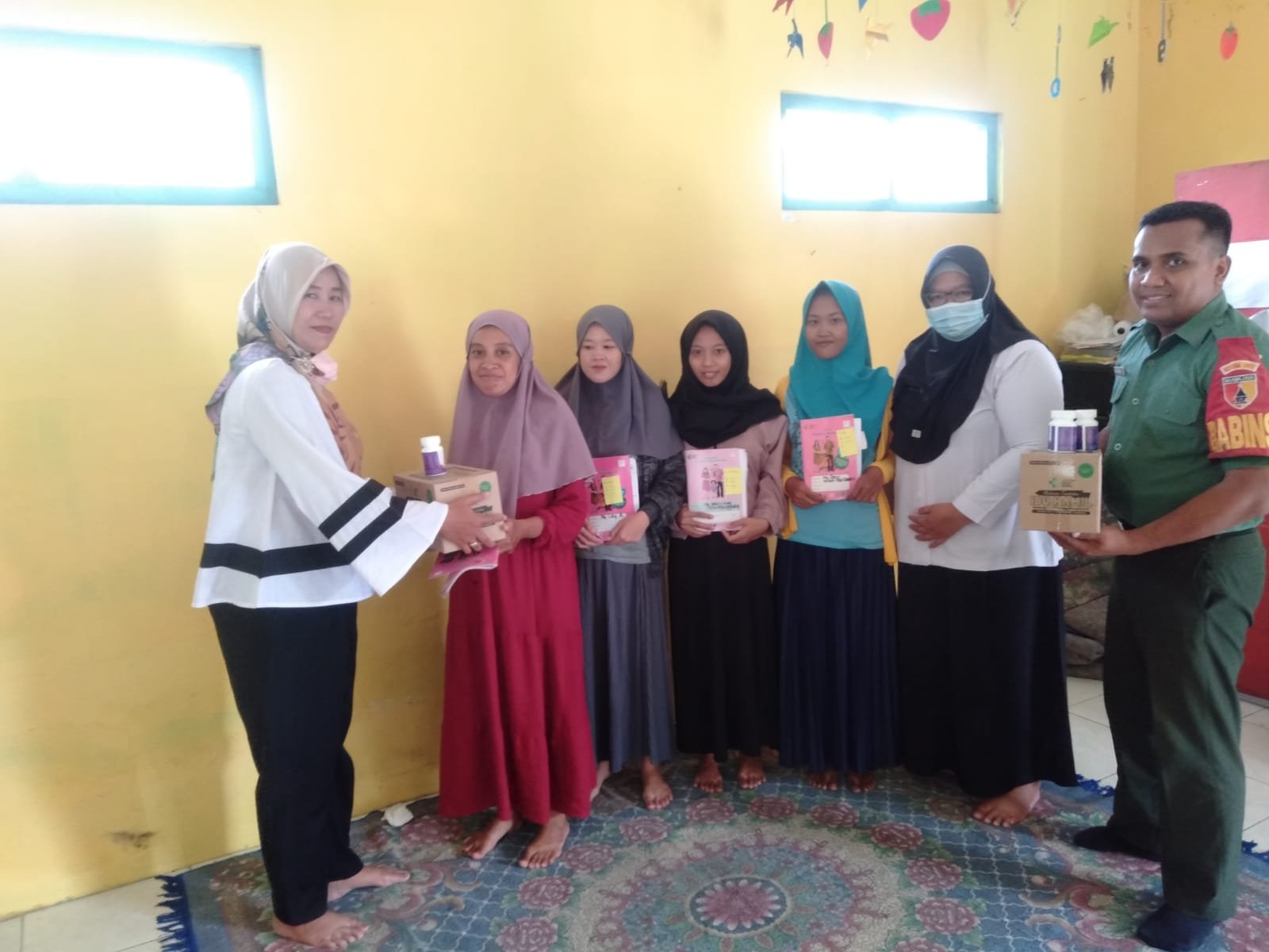 Babinsa Banjaragung Dampingi Layanan Posyandu Hingga Pemberian Vitamin Bagi Bumil