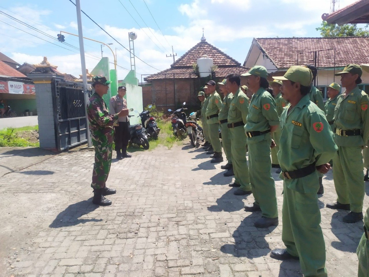 Babinsa Koramil Dawar Bareng Bhabinkamtibmas Bekali Disiplin Puluhan Anggota Linmas