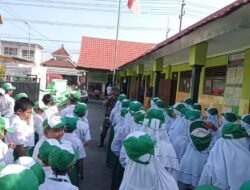 Babinsa Pos Ramil Mojoanyar Ajarkan Wasbang Siswa MI Miftahussalam