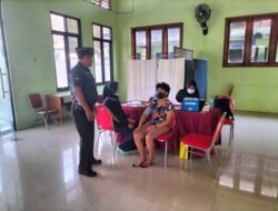 Koramil Dlanggu Dampingi Nakes PKM Berikan Layanan Vaksinasi