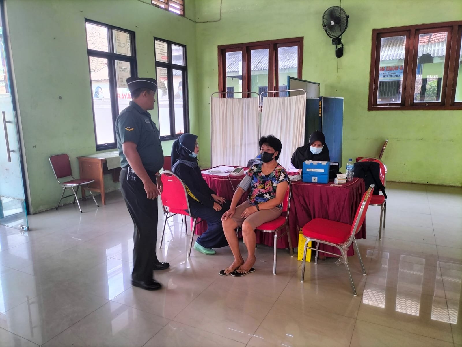 Koramil Dlanggu Dampingi Nakes PKM Berikan Layanan Vaksinasi