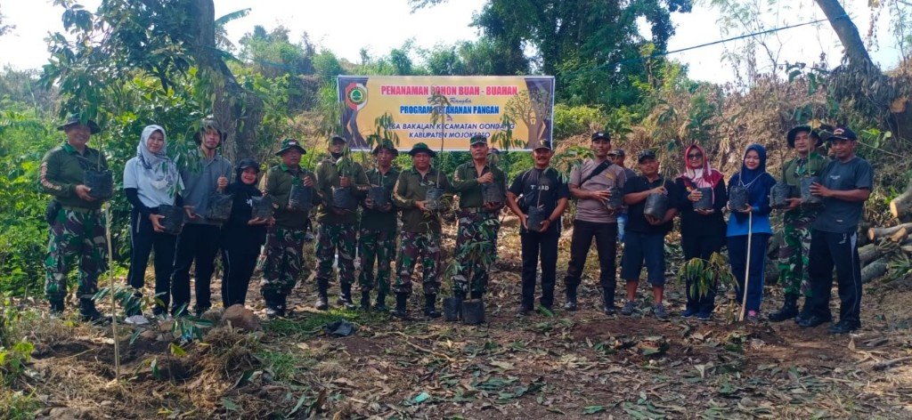 Koramil Gondang dan Pemdes Bakalan Tanam Ratusan Bibit Pohon