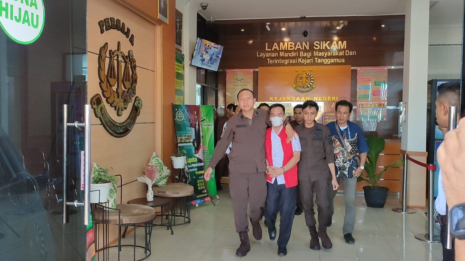 Enam Jam Menjalani Pemeriksaan YE, Resmi Di Tahan Kejari Tanggamus