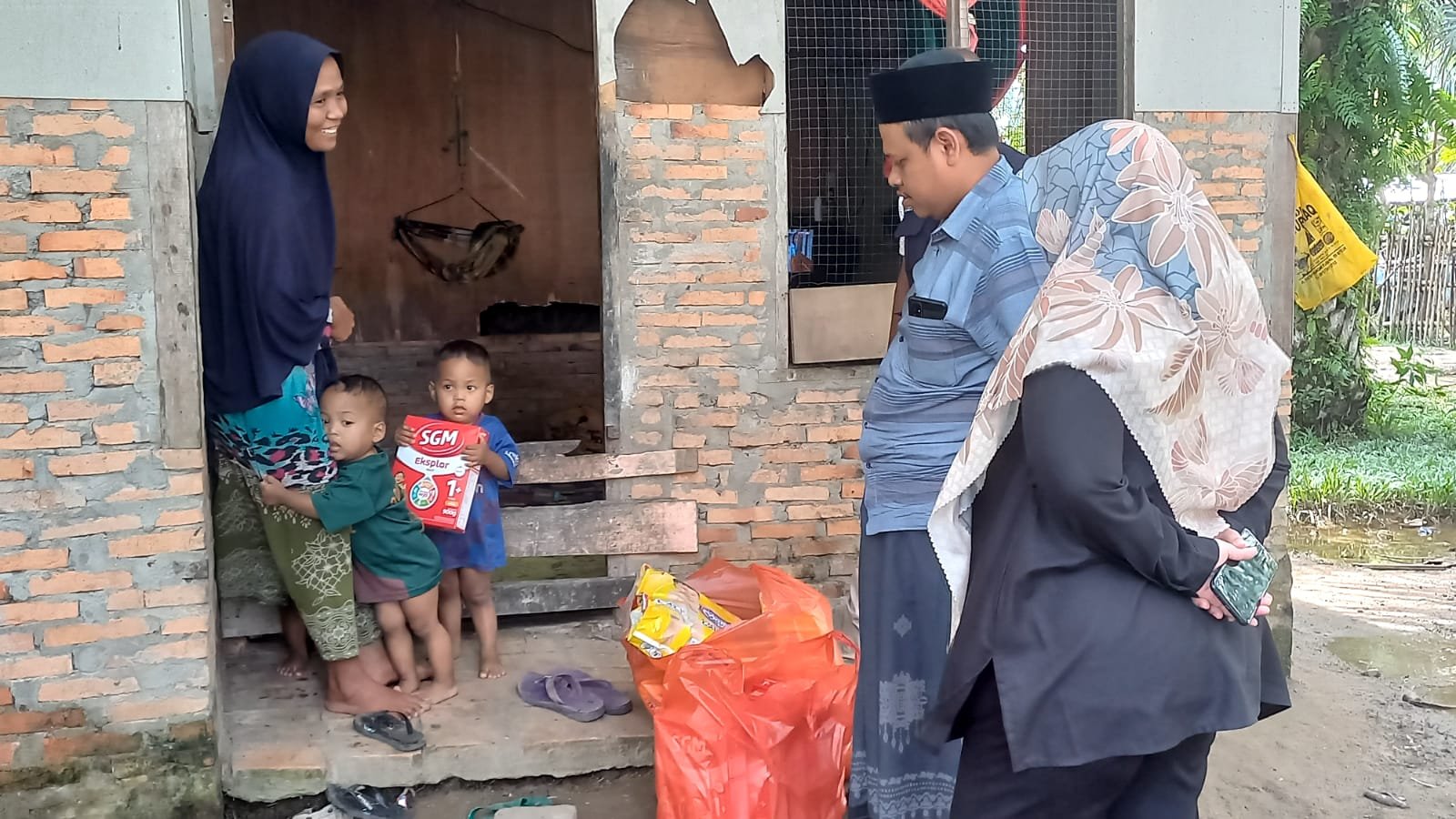 Calon Bupati Aceh Timur Tahun 2024 Dari Partai Nasdem Oyong Sambangi Anak Kembar tiga