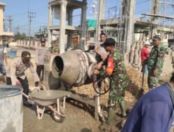 Potret Kekompakan Anggota Polsek Julok dan Anggota Koramil 07 Saat Gotong Royong Bersama