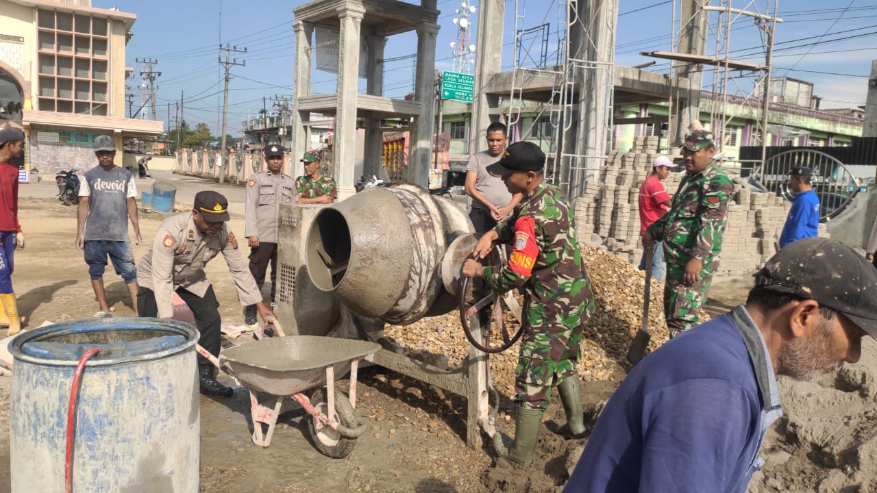 Potret Kekompakan Anggota Polsek Julok dan Anggota Koramil 07 Saat Gotong Royong Bersama