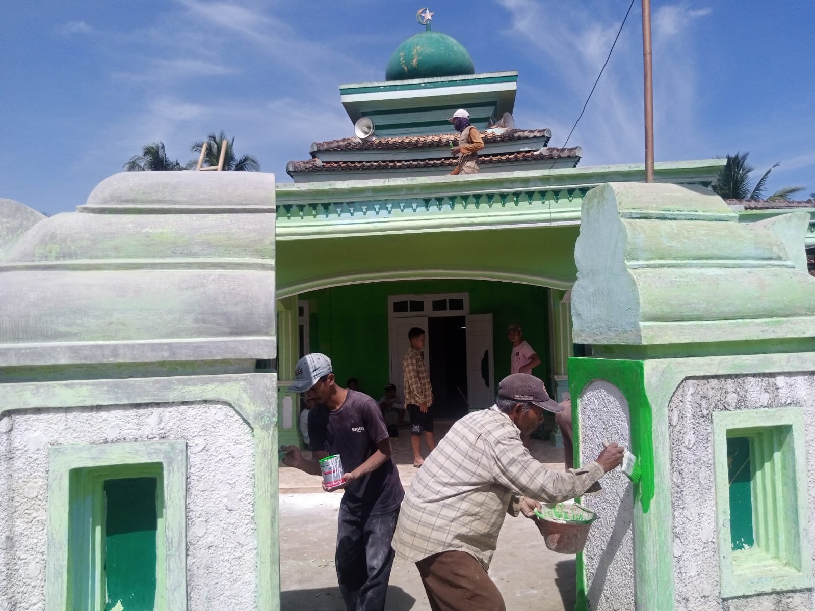 Kepala Pekon Suka Bumi dan Masyarakat Antusias Bergotong Royong