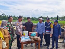 Kapolsek Darul Ihsan Serahkan Bantuan Tanggap Darurat Kepada Korban Kebakaran