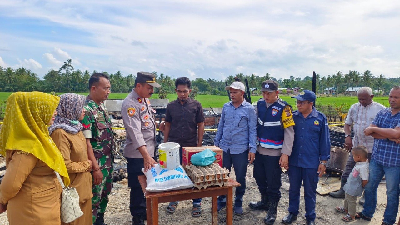 Kapolsek Darul Ihsan Serahkan Bantuan Tanggap Darurat Kepada Korban Kebakaran