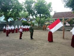Babinsa Koramil Dawarblandong Tanamkan Wawasan Kebangsaan Bagi Generasi Muda