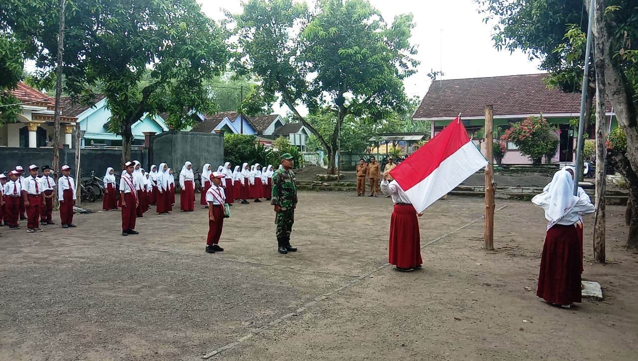 Babinsa Koramil Dawarblandong Tanamkan Wawasan Kebangsaan Bagi Generasi Muda