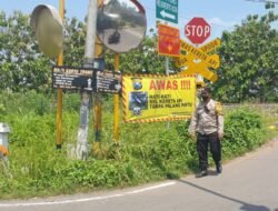 Polresta Mojokerto Pasang Himbauan, Minimalisir Laka Perlintasan KA Tanpa Palang Pintu