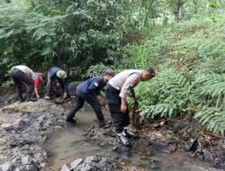 Polres Ponorogo Bersama Warga Bersihkan Sungai Sambil Berbagi